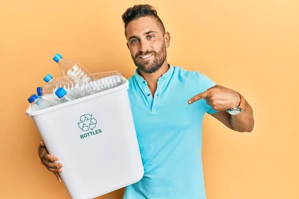 Homem Bonito Com Barba Segurando Lixo Reciclagem Cesta Com Garrafas — Fotografia de Stock