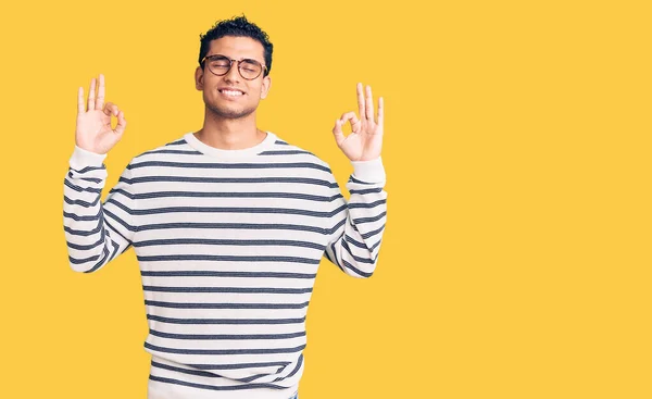 Joven Guapo Hispano Que Usa Ropa Casual Gafas Relaja Sonríe —  Fotos de Stock