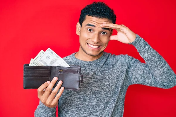 Joven Hombre Hispano Guapo Sosteniendo Billetera Con Dólares Estresados Frustrados — Foto de Stock