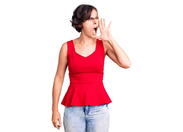 Mulher Bonita Com Cabelo Curto Vestindo Estilo Casual Com Camisa — Fotografia de Stock