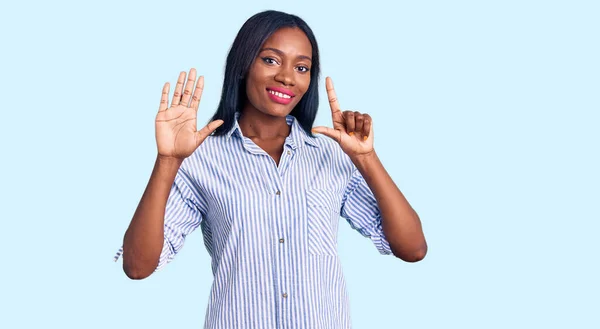 Молодая Африканская Американка Повседневной Одежде Показывает Показывает Пальцами Номер Семь — стоковое фото