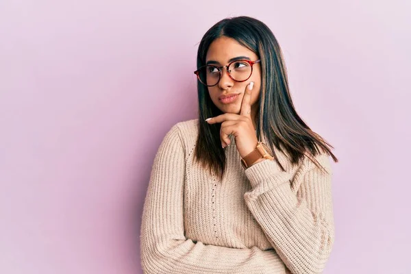 Kış Süveteri Gözlük Takan Genç Latin Kız Şüphe Üzerine Yoğunlaşmıştı — Stok fotoğraf