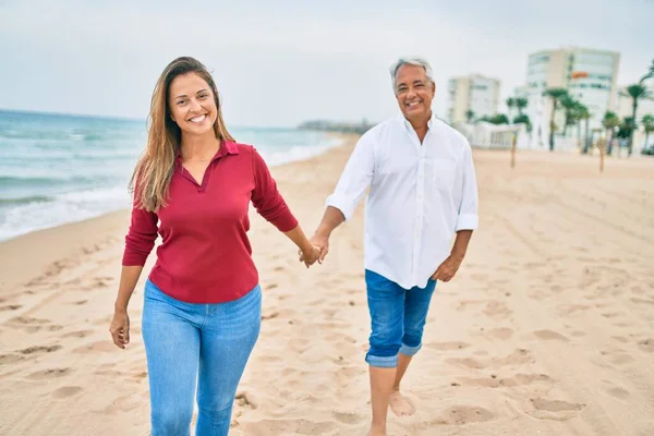 Casal Hispânico Meia Idade Sorrindo Feliz Andando Praia — Fotografia de Stock