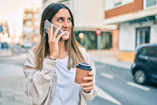 Jovem Caucasiana Sorrindo Feliz Falando Smartphone Bebendo Tirar Café Cidade — Fotografia de Stock