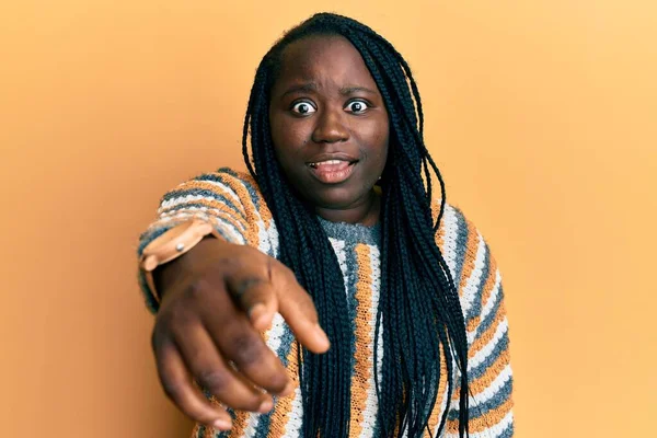 Jeune Femme Noire Avec Des Tresses Portant Pull Hiver Décontracté — Photo