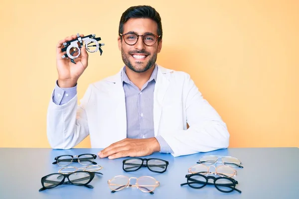 Junger Hispanischer Mann Mit Brille Auf Der Optik Sieht Positiv — Stockfoto