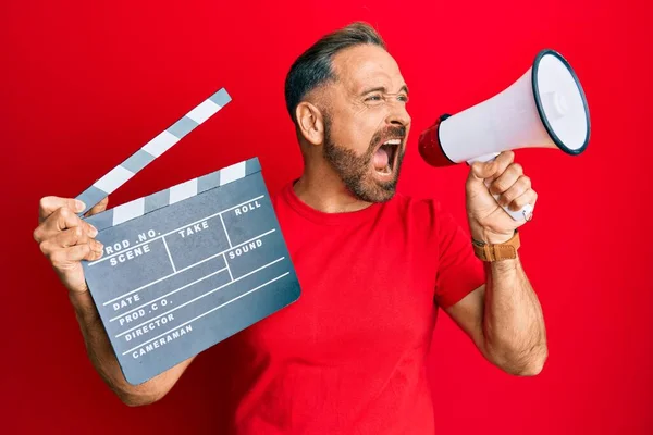 Bello Uomo Mezza Età Che Tiene Video Clapboard Megafono Arrabbiato — Foto Stock