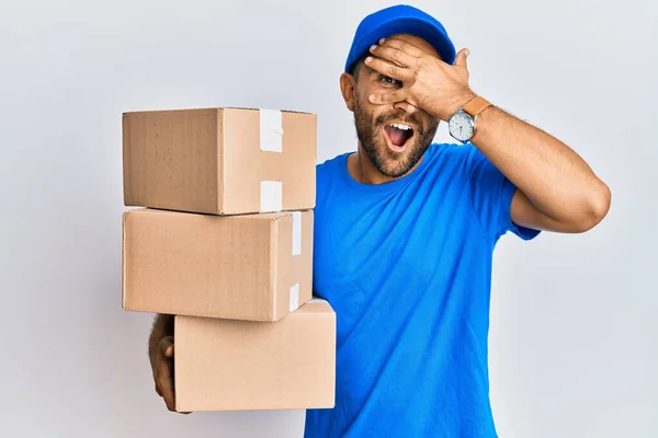 Hombre Guapo Con Barba Llevando Uniforme Mensajero Sosteniendo Paquetes Entrega — Foto de Stock