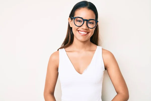 Fiatal Gyönyörű Latin Lány Alkalmi Ruhát Szemüveget Visel Boldog Hűvös — Stock Fotó