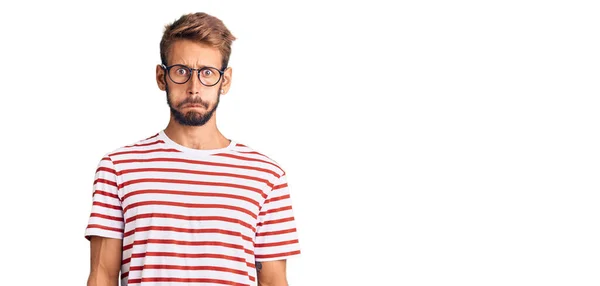 Sakallı Sıradan Kıyafetler Giyen Gözlüklü Komik Yüzlü Yanakları Şişen Yakışıklı — Stok fotoğraf