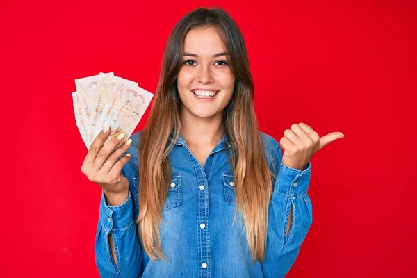 Mooie Blanke Vrouw Met Verenigd Koninkrijk Ponden Wijzen Duim Naar — Stockfoto