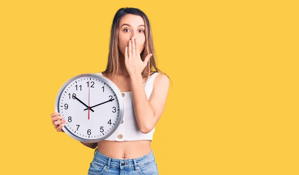 Joven Hermosa Chica Sosteniendo Gran Reloj Que Cubre Boca Con —  Fotos de Stock