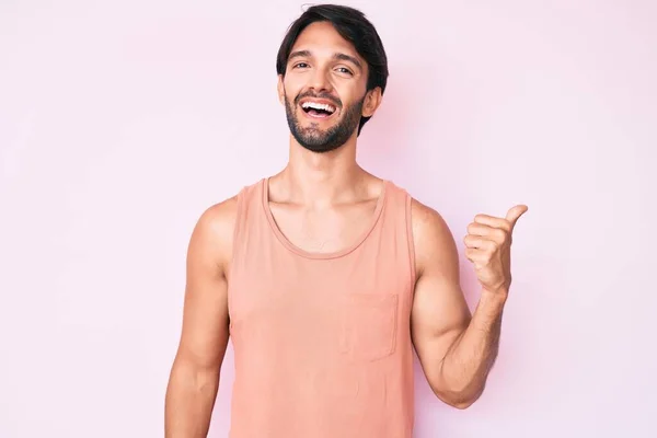 Hombre Hispano Guapo Vistiendo Ropa Casual Sonriendo Con Cara Feliz — Foto de Stock