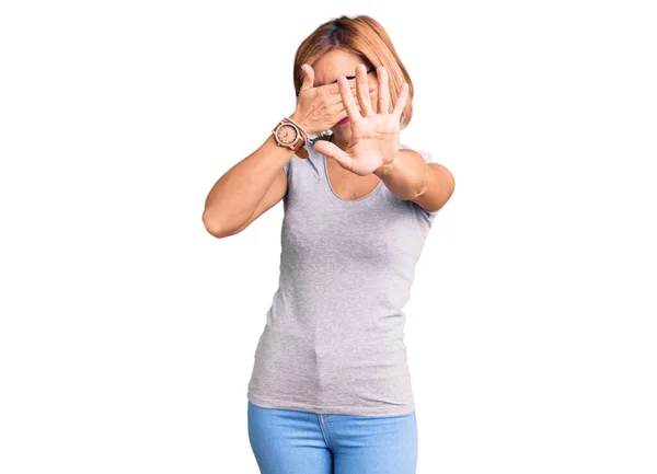 Jonge Blonde Vrouw Draagt Casual Kleding Die Ogen Bedekt Met — Stockfoto