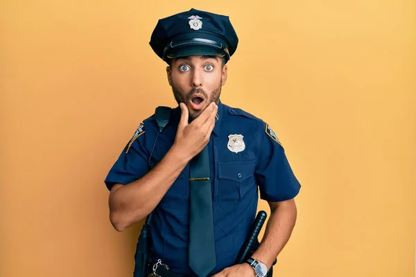 Hezký Hispánec Policejní Uniformě Vypadá Fascinován Nevírou Překvapením Užaslým Výrazem — Stock fotografie