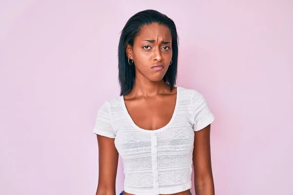 Mladá Afrikánská Američanka Oblečená Neformálního Oblečení Depresi Obavami Úzkosti Rozzlobená — Stock fotografie