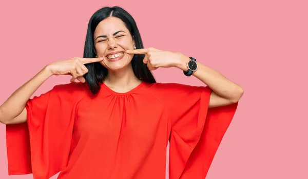 Mooie Jonge Vrouw Draagt Casual Kleding Lachend Vrolijk Tonen Wijzen — Stockfoto