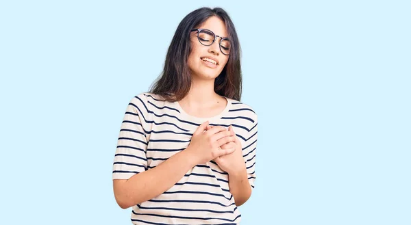 Menina Adolescente Morena Vestindo Roupas Casuais Óculos Sorrindo Com Mãos — Fotografia de Stock