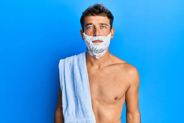 Hombre Guapo Salvando Barba Con Espuma Afeitada Sobre Cara Con — Foto de Stock
