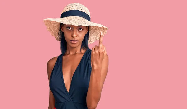 Young African American Woman Wearing Swimsuit Summer Hat Showing Middle — Fotografia de Stock