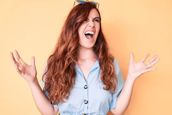 Jonge Mooie Vrouw Draagt Casual Kleding Een Zonnebril Gek Gek — Stockfoto