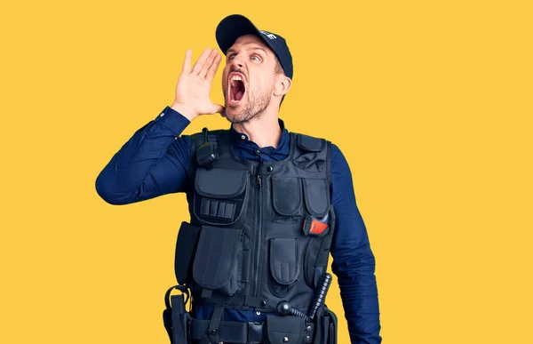 Polis Üniforması Giyen Genç Yakışıklı Adam Ele Verip Bağırıyor Bağırıyor — Stok fotoğraf