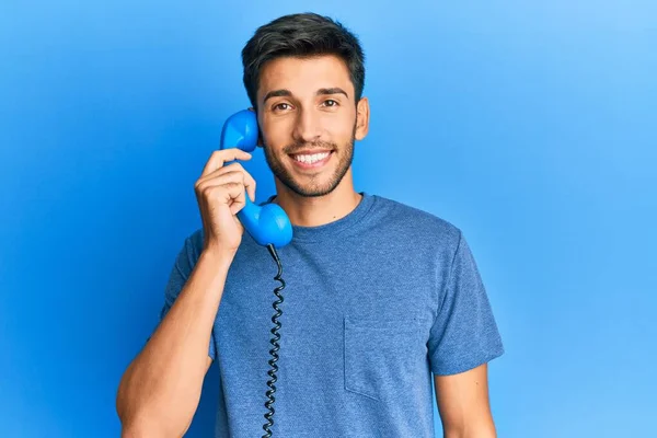 Joven Hombre Guapo Hablando Por Teléfono Vintage Buscando Positivo Feliz —  Fotos de Stock