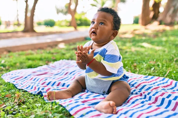 Adorabil African American Copil Mic Stând Iarba Din Parc — Fotografie, imagine de stoc