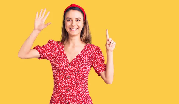 Jong Mooi Meisje Dragen Jurk Diadeem Tonen Wijzen Met Vingers — Stockfoto