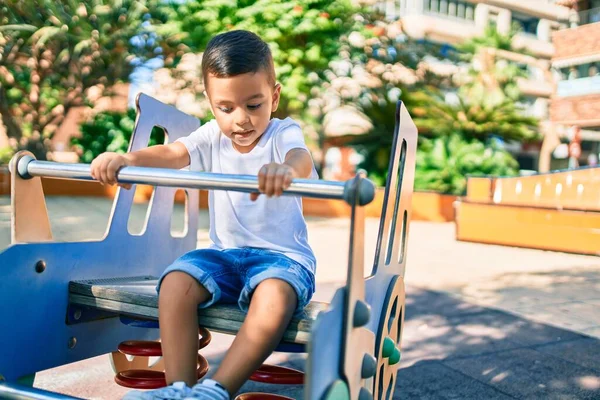 Förtjusande Latinamerikansk Pojke Leende Glad Leende Parken — Stockfoto