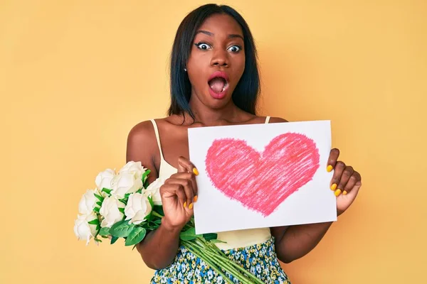 Jonge Afro Amerikaanse Vrouw Met Hart Trekken Bloemen Bang Geschokt — Stockfoto