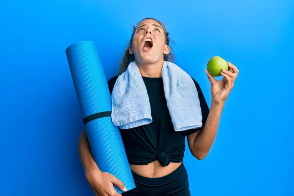 Schöne Kaukasische Teenager Mädchen Mit Yogamatte Und Grünem Apfel Wütend — Stockfoto