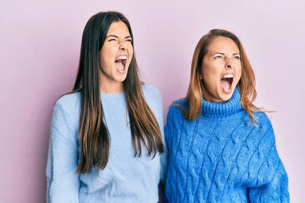 Família Hispânica Mãe Filha Usando Suéter Inverno Com Raiva Gritos — Fotografia de Stock