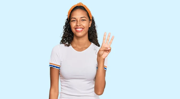 Young African American Girl Wearing Casual Clothes Showing Pointing Fingers — Stock Photo, Image