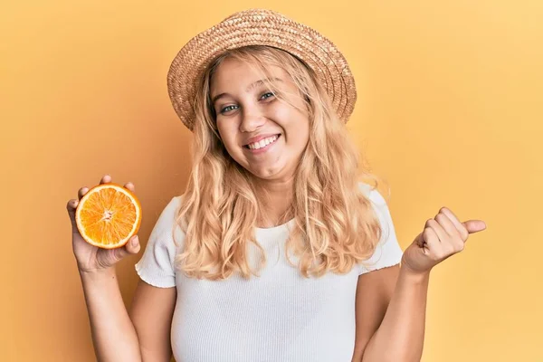 Mladá Blondýna Dívka Sobě Letní Styl Drží Plátek Oranžové Ukazující — Stock fotografie