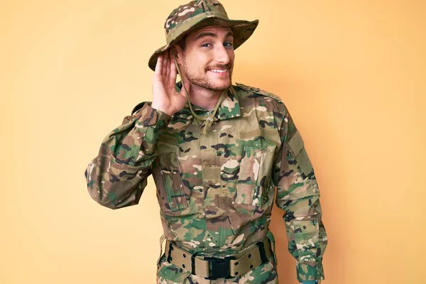Jeune Homme Caucasien Portant Uniforme Camouflage Armée Souriant Avec Main — Photo