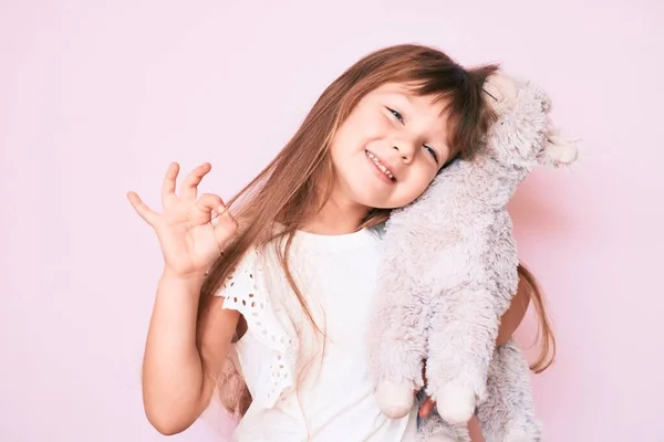 Kleine Kaukasische Mädchen Mit Langen Haaren Halten Stofftier Zeichen Mit — Stockfoto