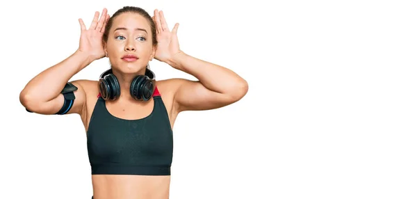 Mulher Loira Bonita Vestindo Roupas Ginástica Usando Fones Ouvido Fazendo — Fotografia de Stock