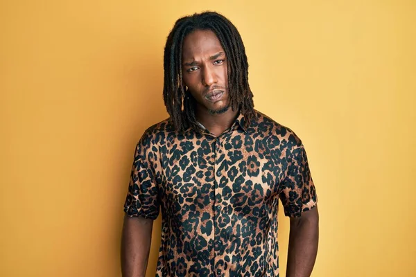 Uomo Afroamericano Con Trecce Con Camicia Leopardata Stampa Animalier Scettico — Foto Stock