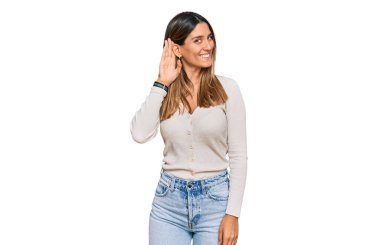 Gündelik kıyafetler giyen genç bir kadın kulağına fısıldayarak dedikodu ya da dedikoduları dinliyor. Sağırlık kavramı. 