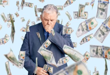 İş ceketi giyen yaşlı gri saçlı adam kendini iyi hissetmiyor ve soğuk algınlığı veya bronşitin belirtisi olarak öksürüyor. sağlık hizmeti kavramı.