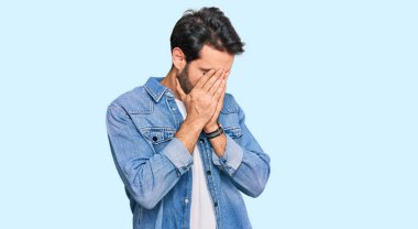 Ağlarken suratını ellerle kapatan, günlük kıyafetler giyen genç İspanyol. depresyon kavramı. 