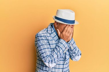 Olgun, orta doğulu bıyıklı, klasik ve şık moda tarzı giyinen, suratını ellerle örten ve ağlayan bir adam. depresyon kavramı. 