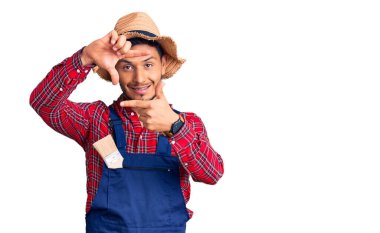 Yakışıklı, Latin Amerikalı, üniforma giyen, gülümseyen, elleri ve parmakları gülen yüzlü, çerçeveli genç adam. yaratıcılık ve fotoğrafçılık kavramı. 