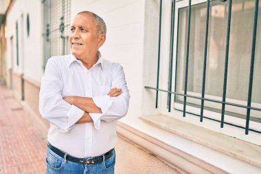 Son sınıf öğrencisi gülümseyerek şehirde mutlu mesut yürüyor..