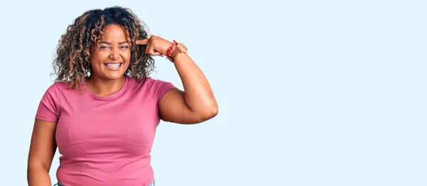 Jonge Afrikaans Amerikaanse Size Vrouw Dragen Casual Kleding Glimlachen Wijzend — Stockfoto