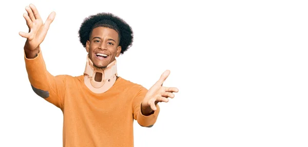 Afrikanischer Mann Mit Afro Haaren Und Halsband Der Lächelnd Mit — Stockfoto