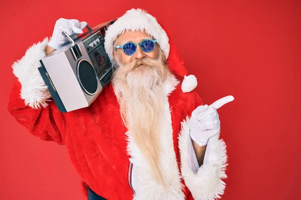 Velho Homem Sênior Vestindo Traje Papai Noel Boombox Sorrindo Feliz — Fotografia de Stock