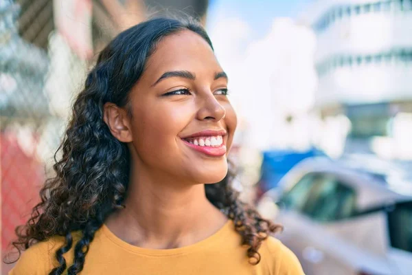 Jovem Menina Afro Americana Sorrindo Feliz Andando Cidade — Fotografia de Stock