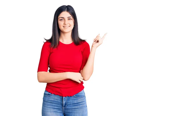 Jong Mooi Meisje Dragen Casual Shirt Glimlachen Gelukkig Wijzend Met — Stockfoto